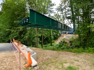 Nepoužívaná mostní konstrukce překlenula problematickou rokli. Vzniká tam stezka pro pěší i cyklisty