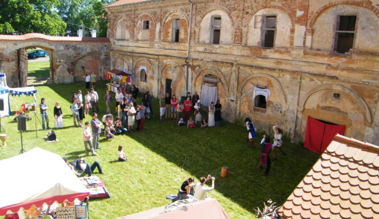 Parta nadšenců už léta opravuje zdevastovaný zámek v Čečovicích, rekonstrukci financují pořádáním kulturních akcí