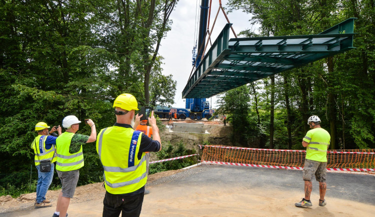 Nepoužívaná mostní konstrukce překlenula problematickou rokli, kde vzniká nový úsek stezky pro pěší i cyklisty
