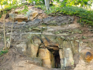 Skálu nad cestou u Velkého boleveckého rybníka narušila eroze a vypadávaly z ní kameny. S tím je teď konec