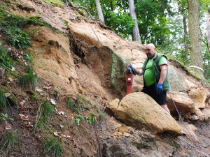 Skálu nad cestou u Velkého boleveckého rybníka narušila eroze a vypadávaly z ní kameny. S tím je teď konec