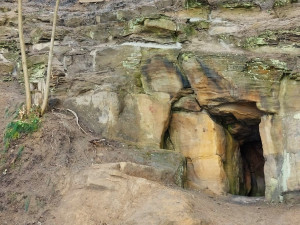 Skálu nad cestou u Velkého boleveckého rybníka narušila eroze a vypadávaly z ní kameny. S tím je teď konec