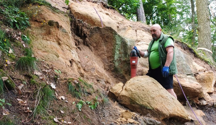 Skálu nad cestou u Velkého boleveckého rybníka narušila eroze a vypadávaly z ní kameny. S tím je teď konec