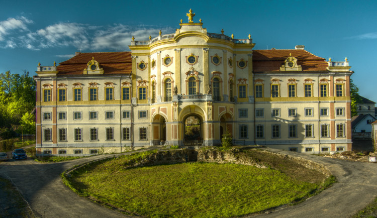 O titul bojuje i zrekonstruovaný zámek v Týnci u Klatov