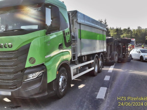 Převrácený přívěs zablokoval silnici, komunikaci zasypala krmná směs