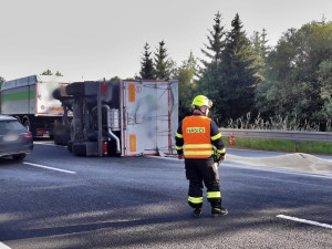 Převrácený přívěs zablokoval silnici, komunikaci zasypala krmná směs