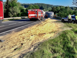 Převrácený přívěs zablokoval silnici, komunikaci zasypala krmná směs