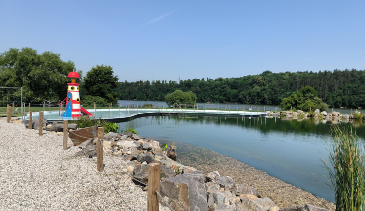 Letos to snad bude už bez vyrážky. Jezírko, které minulou sezonu zamořili vodní paraziti, prošlo důkladným čištěním