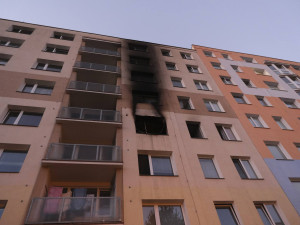Od elektrické jednokolky vzplála kuchyň a dým zamořil zbytek bytu, hasiči z paneláku evakuovali 36 lidí. Škody jsou do milionů