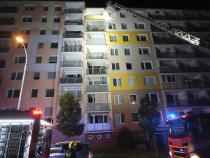 Od elektrické jednokolky vzplála kuchyň a dým zamořil zbytek bytu, hasiči z paneláku evakuovali 36 lidí. Škody jsou do milionů