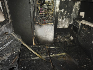 Od elektrické jednokolky vzplála kuchyň a dým zamořil zbytek bytu, hasiči z paneláku evakuovali 36 lidí. Škody jsou do milionů