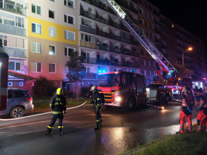 Od elektrické jednokolky vzplála kuchyň a dým zamořil zbytek bytu, hasiči z paneláku evakuovali 36 lidí. Škody jsou do milionů