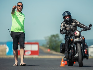 V prvních měsících roku zemřelo 23 motorkářů, těžce zraněných je téměř stovka. Zlepšit situaci pomohou specializované kurzy i unikátní videa