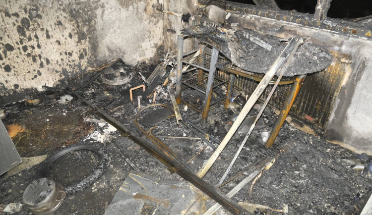 Od elektrické jednokolky vzplála kuchyň a dým zamořil zbytek bytu, hasiči z paneláku evakuovali 36 lidí. Škody jsou do milionů