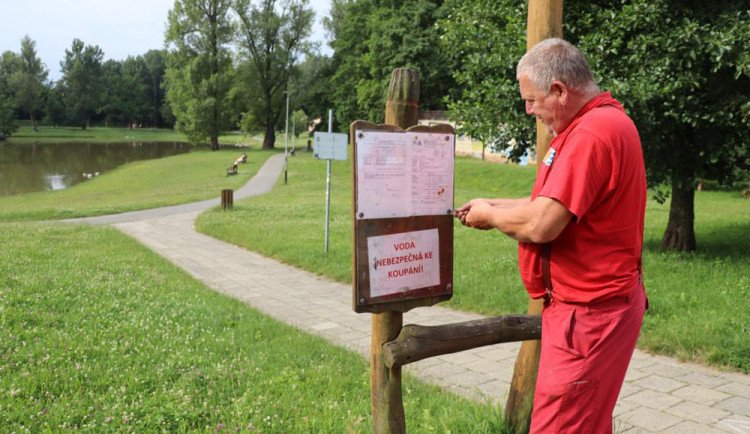 Voda v přerovské Laguně je nebezpečná ke koupání. Přemnožily se v ní sinice a řasy