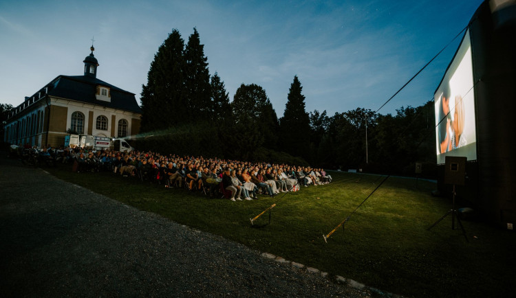 Promítání na netradičních místech, letní kino si lidé užijí na zámku Kozel nebo na nádvoří pivovaru