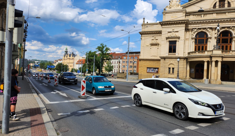 Řidiče čekají další omezení, rušná Klatovská třída projde rozsáhlou opravou