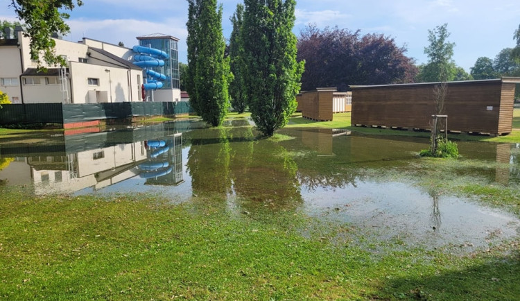 Kvůli následkům prudkých dešťů odkládá město dlouho plánované oslavy