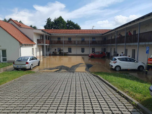 Přívalové deště opět vyplavily obec na Domažlicku, znovu pod vodou je i dům s pečovatelskou službou