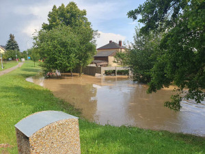 Přívalové deště opět vyplavily obec na Domažlicku, znovu pod vodou je i dům s pečovatelskou službou