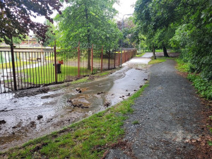 Kvůli následkům prudkých dešťů odkládá město dlouho plánované oslavy