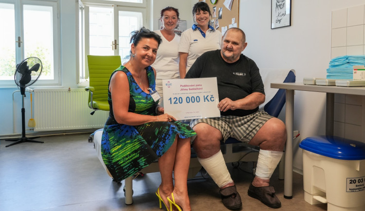 Na snímku je se spokojeným panem Jiřím ředitelka EUC Kliniky Plzeň Alena Hynková a tandem ošetřovatelek z Centra hojení chronických ran