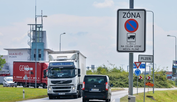 Kamiony už v Plzni nezaparkují, podle radnice mají řidiči využít dálniční odpočívky