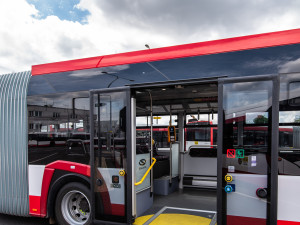 Cestující v Plzni budou vozit nové klimatizované autobusy, mají 18 metrů a předsuvné dveře