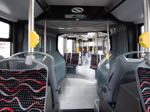 Cestující v Plzni budou vozit nové klimatizované autobusy, mají 18 metrů a předsuvné dveře