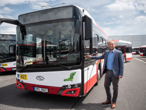 Cestující v Plzni budou vozit nové klimatizované autobusy, mají 18 metrů a předsuvné dveře