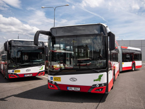 Cestující v Plzni budou vozit nové klimatizované autobusy, mají 18 metrů a předsuvné dveře