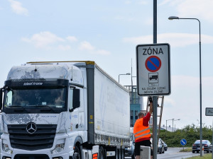 Kamiony už v Plzni nezaparkují, podle radnice mají řidiči využít dálniční odpočívky