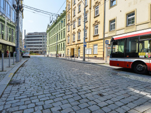 Goethova ulice dostane novou dlažbu a obrubníky, cestující v MHD se musí počítat s výlukou
