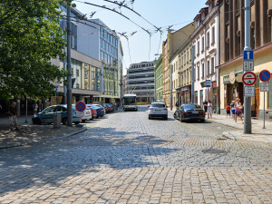 Goethova ulice dostane novou dlažbu a obrubníky, cestující v MHD se musí počítat s výlukou
