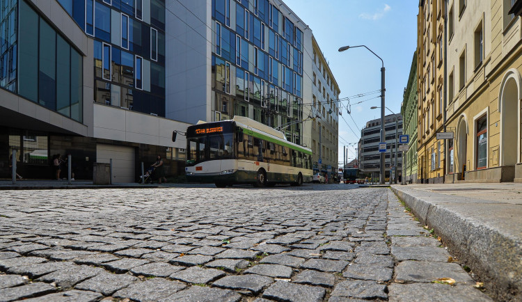 Goethova ulice dostane novou dlažbu a obrubníky, cestující v MHD se musí počítat s výlukou