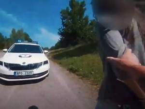 Auto prosvištělo před policejním radarem na padesátce rychlostí 99 km/h. Co se stalo dál, nikdo nečekal