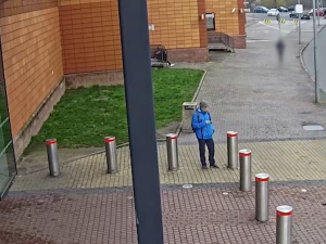 Podvodník vytáhl milion korun z bitcoinmatu pomocí jediné vložené bankovky. Teď po něm pátrá policie