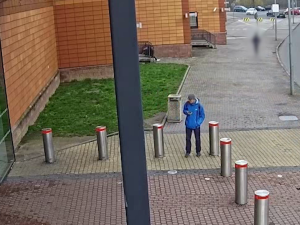 Podvodník vytáhl milion korun z bitcoinmatu pomocí jediné vložené bankovky. Teď po něm pátrá policie