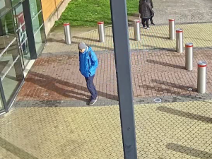 Podvodník vytáhl milion korun z bitcoinmatu pomocí jediné vložené bankovky. Teď po něm pátrá policie