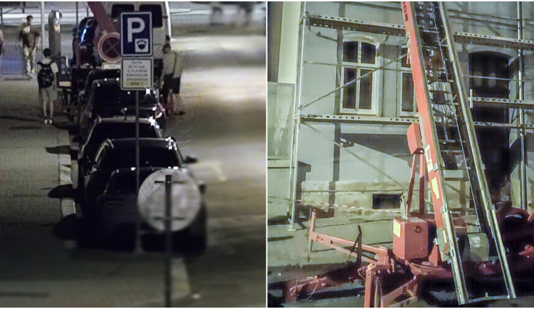 VIDEO: Mladíci obrovsky hazardovali, když se vozili na odstavené výtahové plošině