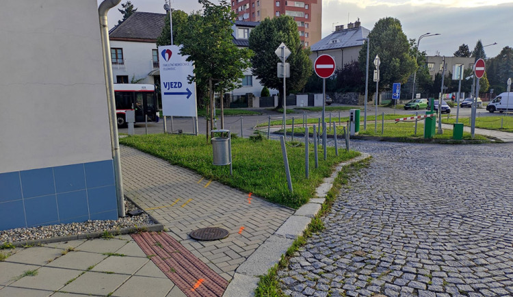 Fakultní nemocnice Olomouc rozšíří přetížený vjezd do areálu, upraví i další místa