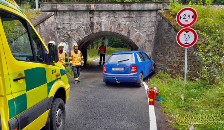 Osobák se netrefil pod nízký železniční viadukt a čelně narazil do jeho portálu. Tři ženy utrpěly zranění