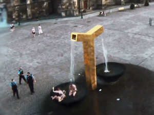 VIDEO: Tojice turistů dováděla v kašnách na náměstí, udělali si z ní hydromasážní vanu a pili v ní pivo