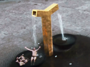 VIDEO: Tojice turistů dováděla v kašnách na náměstí, udělali si z ní hydromasážní vanu a pili v ní pivo