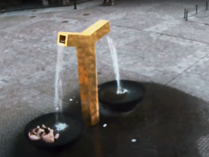 VIDEO: Tojice turistů dováděla v kašnách na náměstí, udělali si z ní hydromasážní vanu a pili v ní pivo