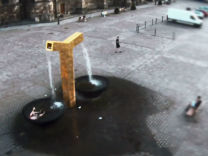 VIDEO: Tojice turistů dováděla v kašnách na náměstí, udělali si z ní hydromasážní vanu a pili v ní pivo