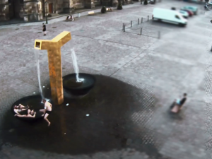 VIDEO: Tojice turistů dováděla v kašnách na náměstí, udělali si z ní hydromasážní vanu a pili v ní pivo