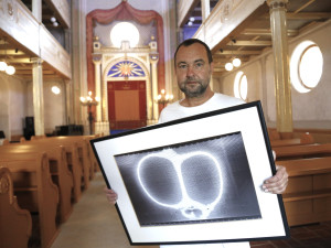 Fotoreportér ČTK Miroslav Chaloupka vystavuje v plzeňské Staré synagoze své umělecké snímky