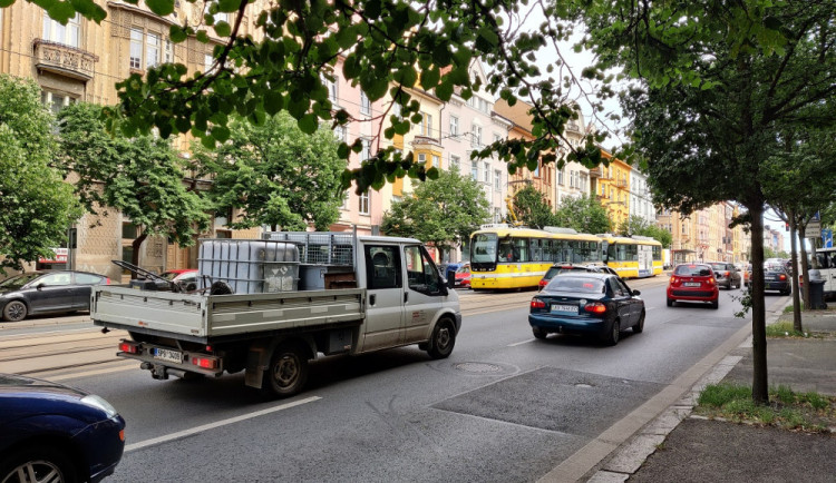 Jízdu po Klatovské třídě budou až do konce prázdnin komplikovat práce na opravě povrchu vozovky