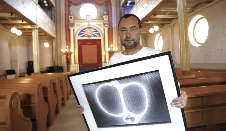 Fotoreportér ČTK Miroslav Chaloupka vystavuje v plzeňské Staré synagoze své umělecké snímky